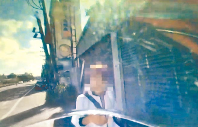 詹姓女子指控遭到警方无故盘查，但警方回应称是该名女子辱警才将她上铐送办。（中坜分局提供／邱立雅桃园传真）