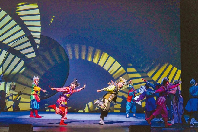 国光剧团作品《狐仙》打破传统京剧里的九尾狐收妖戏码，表现爱不分物种和性别。（国光剧团提供）