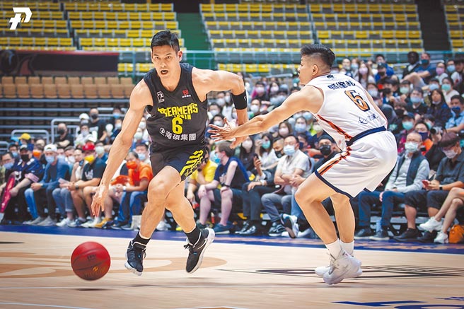 台新梦想家杨敬敏（左）切入挑战领航猿防线。（PLG提供）