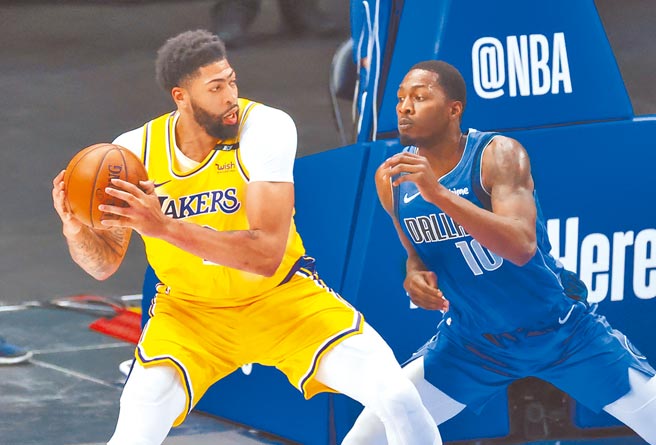 湖人「一眉哥」安東尼戴維斯（左）因傷缺席30場後復出，首戰打17分鐘表現平平。（路透）