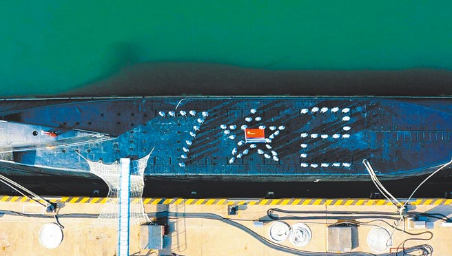 菲律宾武装部队总司令索贝哈那22日表示，菲律宾准备学习中国开始在南海造岛，以宣示西菲律宾海主权。图为中共解放军海军建军72周年，官兵在潜艇上摆出72图案。（新华社）