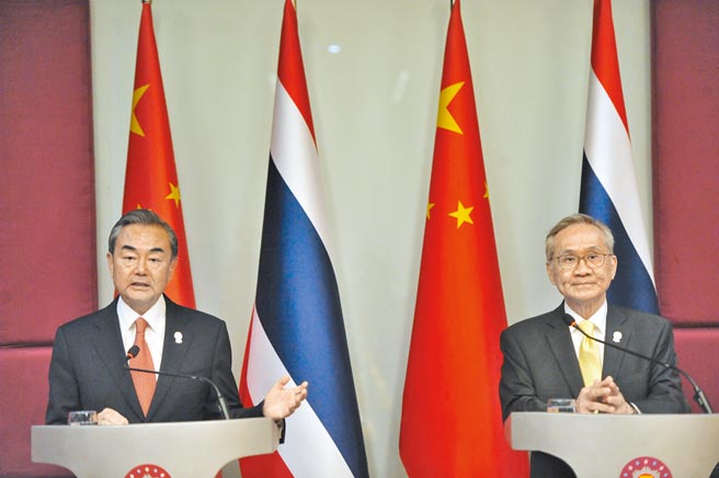 东协领导人特别会议召开前夕，中国国务委员兼外长王毅（左）分别与泰国副总理兼外长敦．帕玛威奈（右）及汶莱外长通话。图为2019年中泰双方在泰国曼谷举行记者会。（新华社）