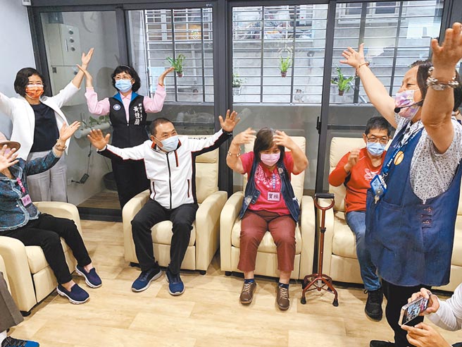 侯友宜与托老中心的长者一起活动筋骨。（王扬杰摄）