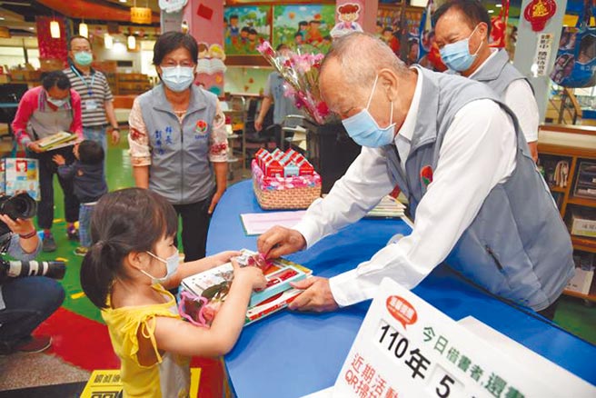 4月23日是「世界阅读日」，苗栗县长徐耀昌（右）特别到县立图书馆担任1日志工，服务借书的乡亲和小朋友。（苗栗县政府提供／陈育贤苗栗传真）