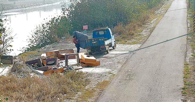 彰化县河川地、大排滥丢严重，彰化县政府设置移动式摄影机搜证，滥倒行为全都录。（彰化县政府提供／吴敏菁彰化传真）