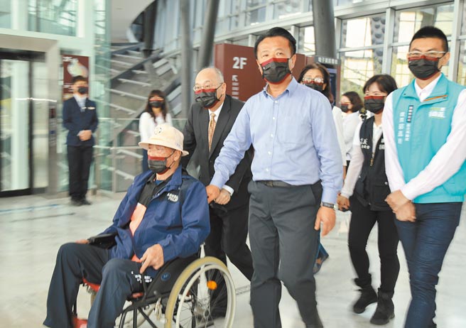 故宫博物院院长吴密察（右三）、嘉义县长翁章梁（右二）等人亲自迎接社区乡亲，并一同宣布启动「山海交陪游南院」专案启动。（吕妍庭摄）