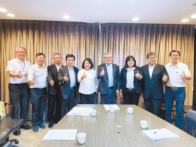 嘉义市长黄敏惠（左五）偕立委王美惠（右三）到内政部争取地方建设。（嘉义市政府提供／廖素慧嘉市传真）