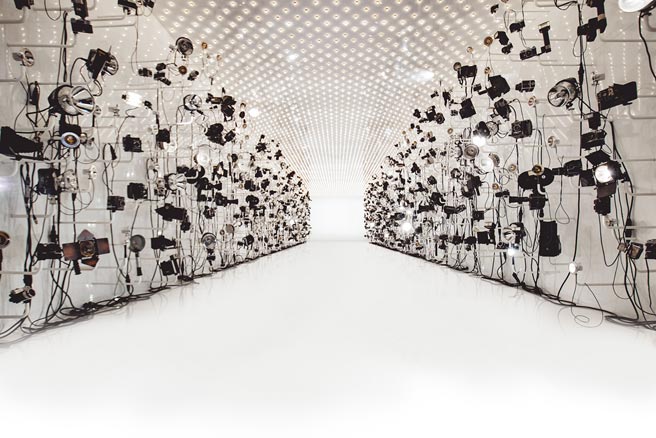 走秀现场的镁光灯，象徵走过百年GUCCI所受到的观注。（GUCCI提供）