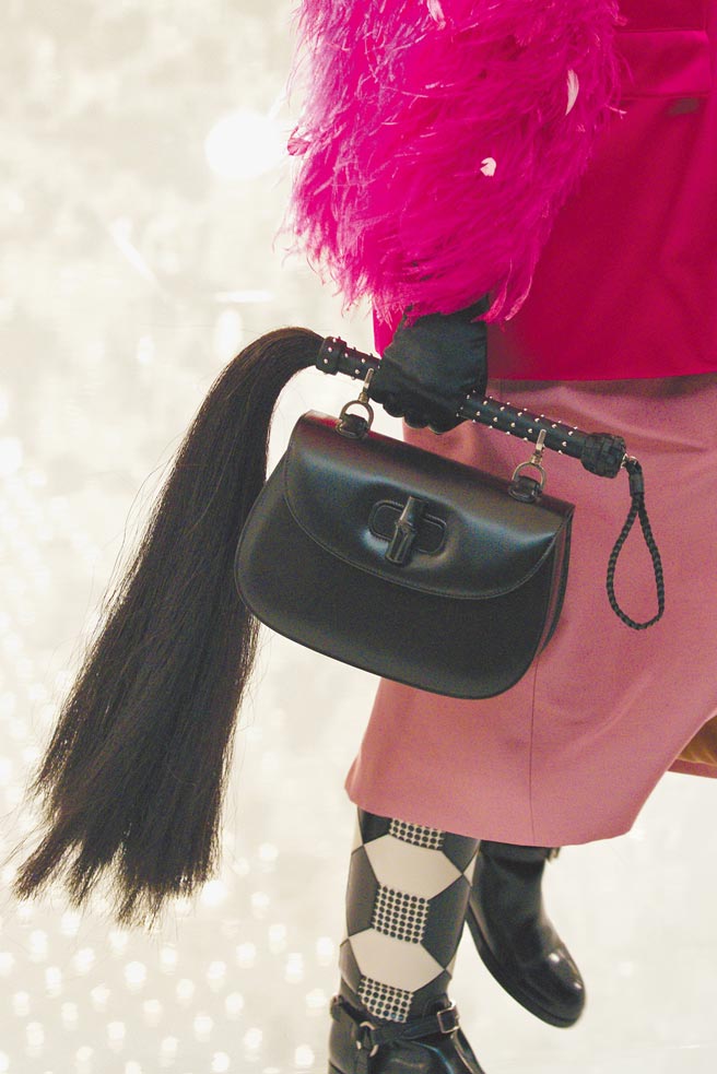 马鞭也成为本次的配件单品之一，呼应百年的马术运动十分恰当。（Gucci提供）