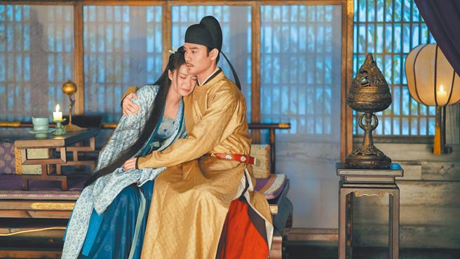 王凯（右）剧中对王楚然十分宠爱。（中视提供）