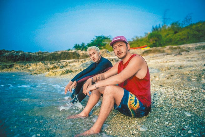 娄峻硕（左）新歌MV赴小琉球取景，KID现身力挺。（想不到音乐工作室提供）