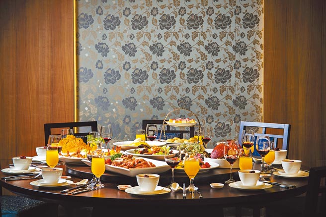 凱達大飯店「養顏補身孝親桌宴」6人桌菜，每桌7200元+10％起。（凱達大飯店提供）