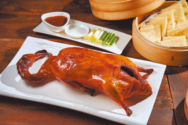 世貿國際會館「寵愛媽咪烤鴨宴」片皮櫻桃鴨，為主廚推薦菜式。（天成飯店集團提供）
