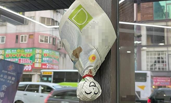 古老传说在门口挂雨天娃娃，雨神就会大驾光临。（卢金足摄）