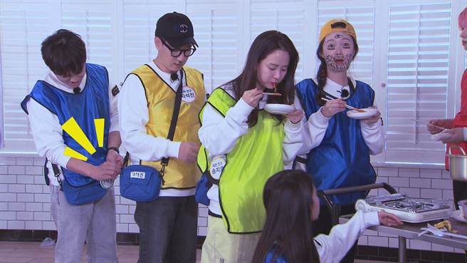 (左起)车太铉、池锡辰、宋智孝节目中互偷包包。(图／中天综合台提供)