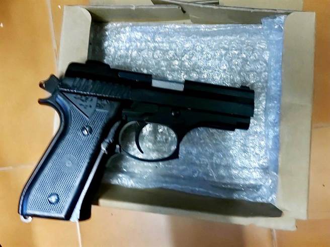 警方於自戕鄭男租屋處再查出金牛座手槍1把、子彈42顆。（讀者提供／劉秀芬台南傳真）