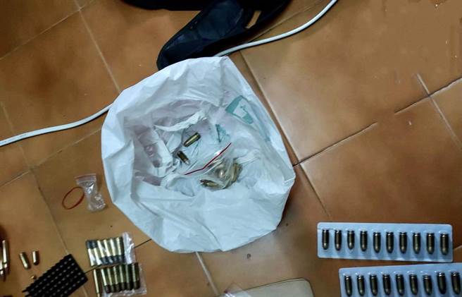警方於自戕鄭男租屋處再查出金牛座手槍1把、子彈42顆。（讀者提供／劉秀芬台南傳真）
