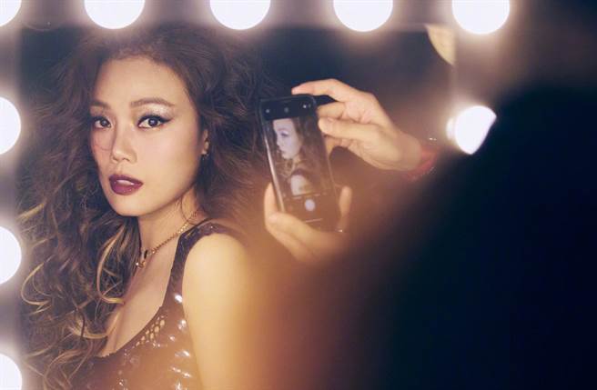 容祖儿参加《浪姐2》选秀，最终以第四名佳绩，成为出道女团的一员。(翻摄自容祖儿微博)