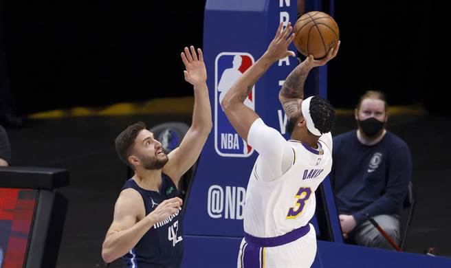 湖人前鋒安東尼戴維斯的上籃，遭到獨行俠前鋒克雷伯阻攔。(美聯社)