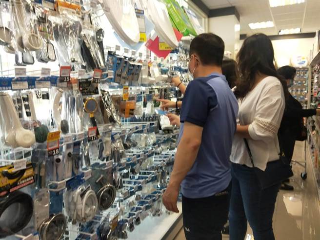 店家推抗旱专区，让民眾轻松选购储水商品。（陈淑娥摄）