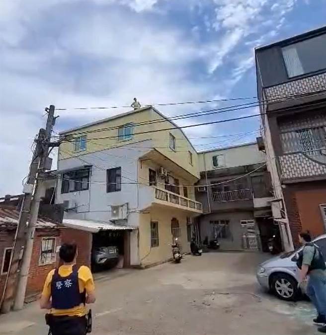 50岁林姓男子涉嫌持有枪毒，警方攻坚时逃窜至3楼屋顶欲跳楼逃逸。（翻摄画面）