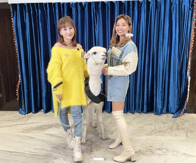 王宥忻（左）日前开设YT网路节目，祈锦鈅（右）担任助理主持。（固力狗娱乐提供）