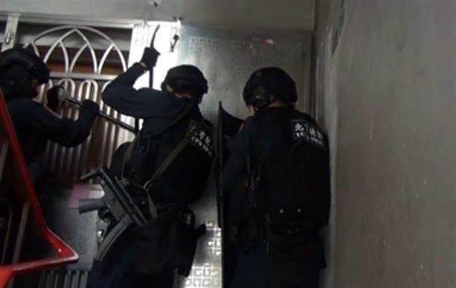 警方持破坏工具针对天道盟太阳会据点扫荡。（图：警方提供）