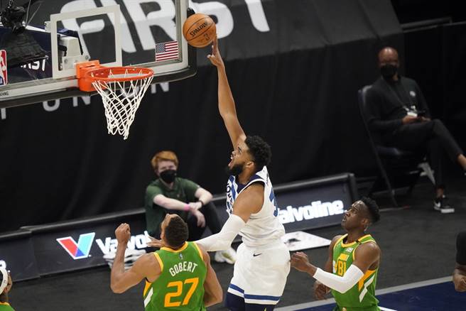 灰狼中锋唐斯准备上演单臂爆扣的戏码。(美联社)