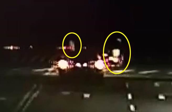 北市一名男子酒后骑共享机车（右），撞上走在行人穿越道上男子。（截自影片/民眾提供）