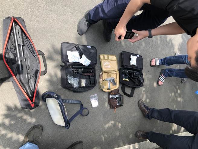 無業的王姓男子擁槍自重，警跟監多時，趁王男熟睡一舉抓獲並起出大量槍毒。（龍潭分局提供／邱立雅桃園傳真）