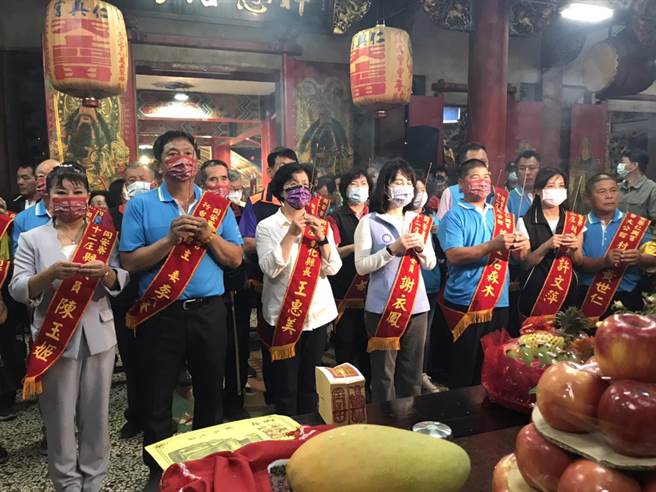 「同安寮十二庄请妈祖」于24日清晨7点半从鹿港天后请请妈祖后，晚间在埔盐乡大公馆新兴村仁兴宫驻驾并举行祈雨祈福仪式，彰化县长王惠美、立委谢衣凤等人也现身会场，共同祈求天降甘霖。（吴建辉摄）