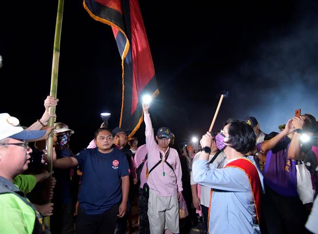 彰化南瑶宫笨港进香「妈祖潦溪」，也在25日回銮，清晨抵达花坛市区。（吴建辉摄）