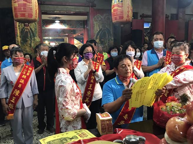 「同安寮十二庄请妈祖」于24日清晨7点半从鹿港天后请请妈祖后，晚间在埔盐乡大公馆新兴村仁兴宫驻驾并举行祈雨祈福仪式，彰化县长王惠美、立委谢衣凤等人也现身会场，共同祈求天降甘霖。（吴建辉摄）