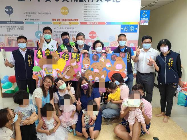 台中爱心食物银行发放日，亲子手作闯关同乐。（卢金足摄）