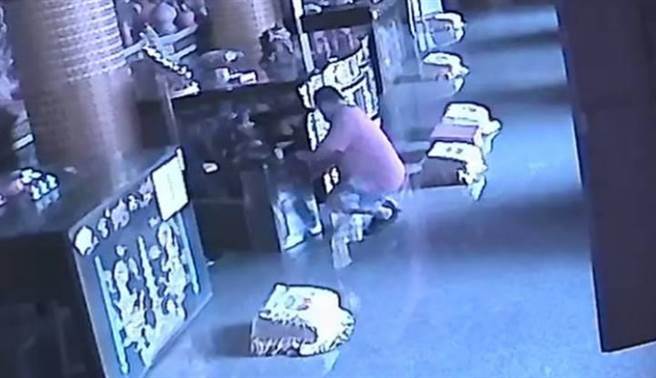 窃嫌潜入竹南慈裕宫2楼，企图行窃香油钱，被监视器拍得一清二楚。（读者提供／谢明俊苗栗传真）