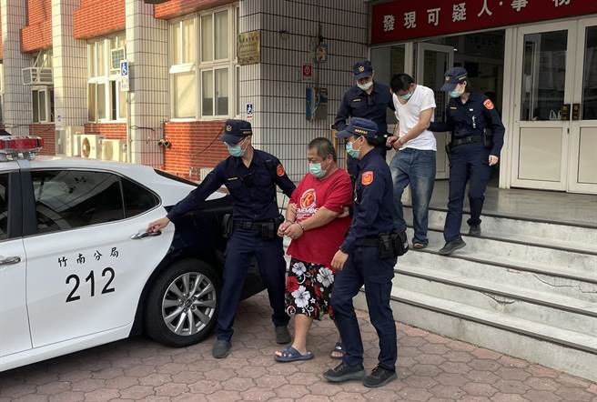 涉嫌行窃慈裕宫香油钱的姚姓、张姓2名嫌犯，遭竹南警分局逮捕送办。（读者提供／谢明俊苗栗传真）