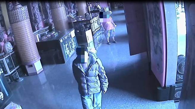 2窃嫌潜入竹南慈裕宫2楼，企图行窃香油钱，被监视器拍得一清二楚。（读者提供／谢明俊苗栗传真）