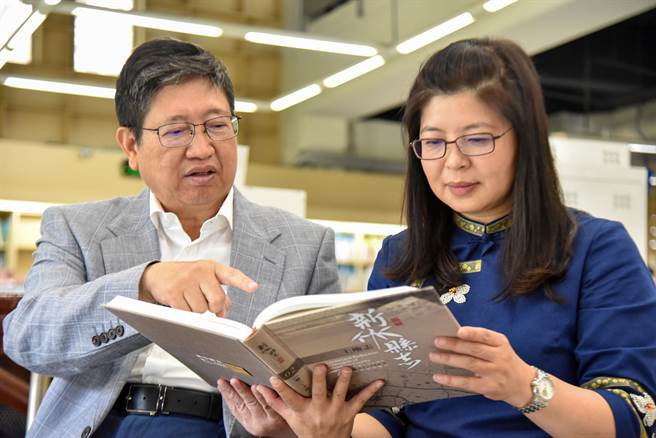 文化局長李安妤（右）向縣長楊文科說明《續修新竹縣志》，4月出版第一本〈卷二．土地志〉。（羅浚濱攝）