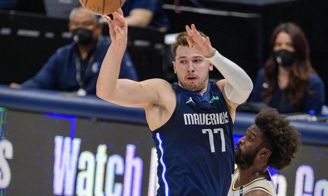 东契奇球风引来热议(美联社)