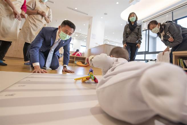 市长林智坚与婴儿互动，宣布香山公托今夏招生。（市府提供／罗浚滨新竹传真）