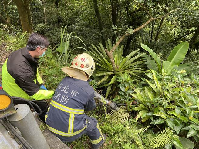 18歲高姓男子今（25日）下午1時許，騎機車行經新北市坪林區北宜公路34.4公里處，疑因不明原因摔落約1.5公尺深邊坡。（翻攝畫面）