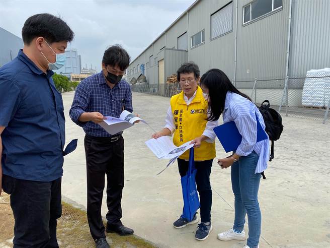 立委陳椒華與環保團體、在地里長前往國有地興業段804-2地號現勘，確認地下水監測井鑿井位置。（陳椒華服務處提供／劉秀芬台南傳真）