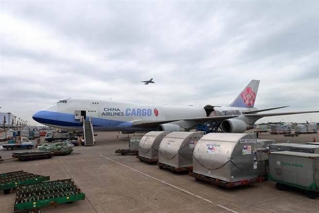 （货运是华航赚钱的命脉，检疫规定是否紧缩，危险航点是否停飞值得关注。图／桃机公司提供）
