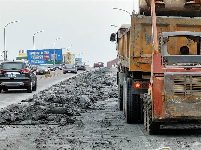 今天下午彰化县彰化市１台砂石联结车，行经中央路桥时，疑似车斗尾门未关妥，整台砂石车载运的烂泥全部撒在路上，绵延超过300公尺。(吴建辉摄)