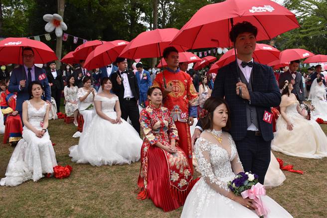 苗栗2021桐花婚礼，25日上午在三义西湖度假村举行，有36对佳偶参加。（谢明俊摄）