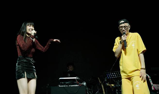希希、呂士軒一起合唱「那我先」。（滾石唱片提供）