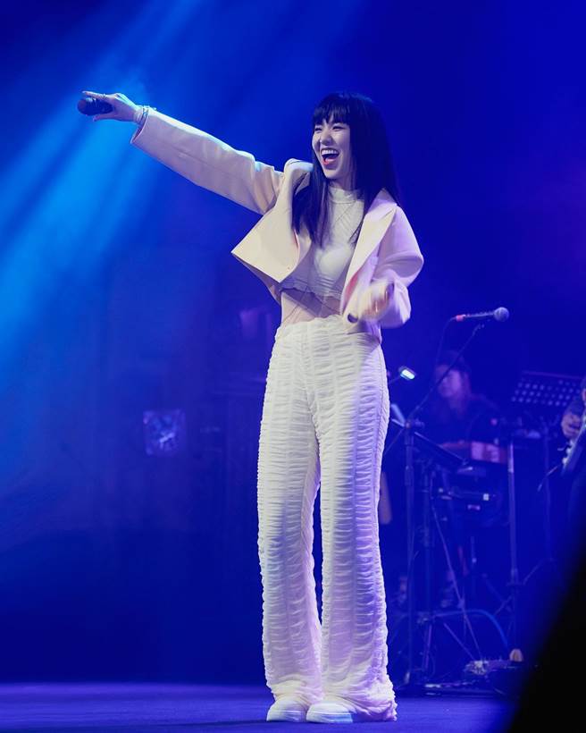 孫盛希演唱會服裝與設計師品牌RAY CHU合作。（滾石唱片提供）