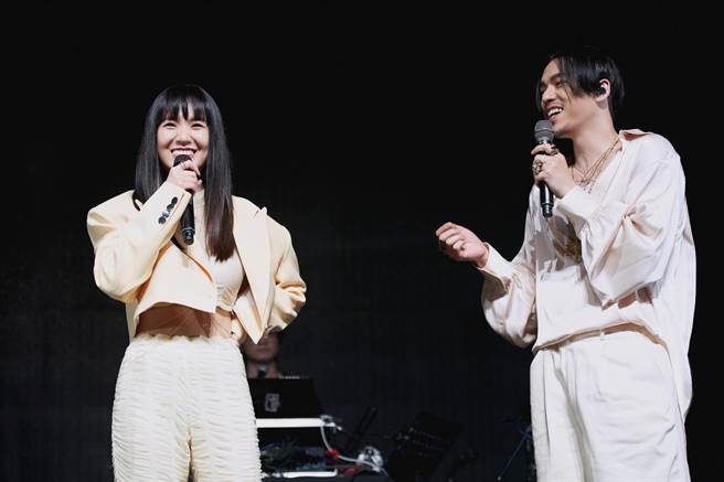 希希、HUSH一起合唱「一分之二」。（滾石唱片提供）