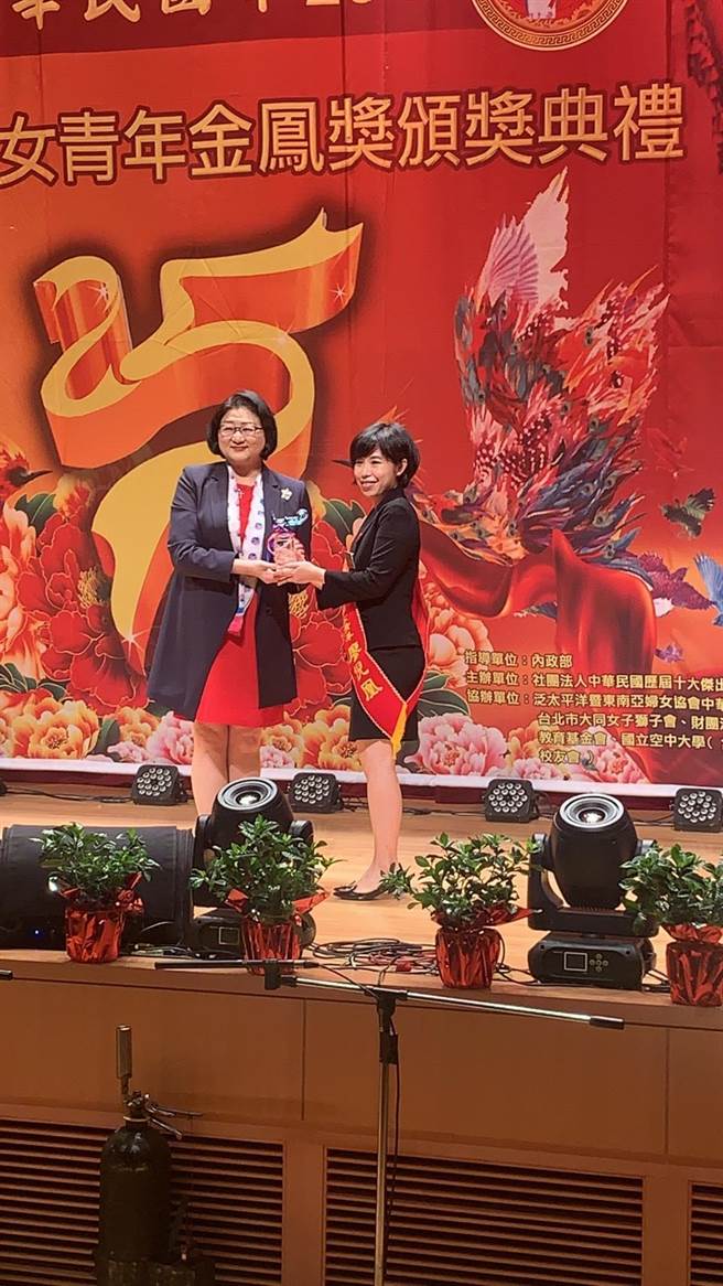 苗栗地检署检察官廖倪凰荣获今年10大杰出女青年金凤奖。（苗栗地检署提供／谢明俊苗栗传真）