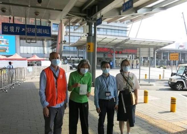 香港一名曾女士（左2）于大陆流浪8年，终返回香港。（取自东网）